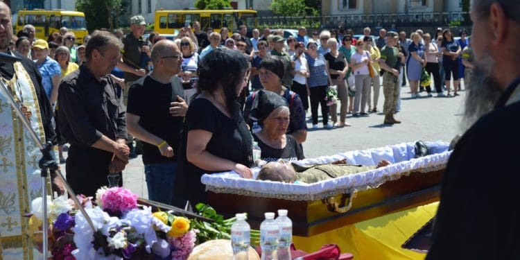 У Ланівцях зустріли тіло загиблого Героя-десантника Володимира Нечая