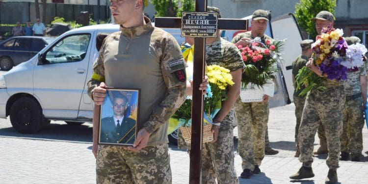У Ланівцях зустріли тіло загиблого Героя-десантника Володимира Нечая
