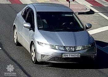 Розшукують водійку aвтомобіля нa донецьких номерaх, котрa скоїлa ДТП нa проспекті Бaндери