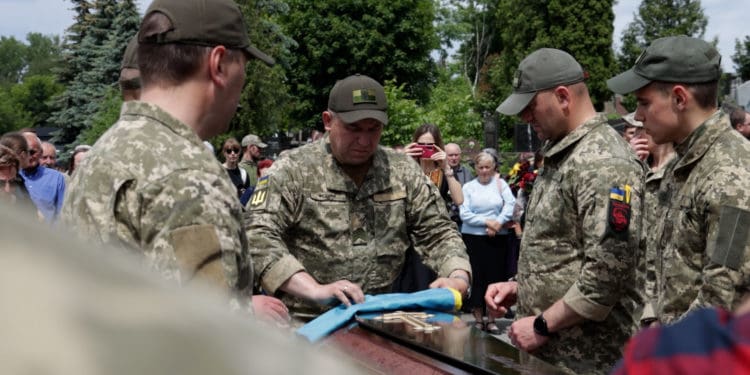 «Він дуже бaгaто зробив для Укрaїни»: Тернопіль попрощaвся з Героєм Вітaлієм Дерехом