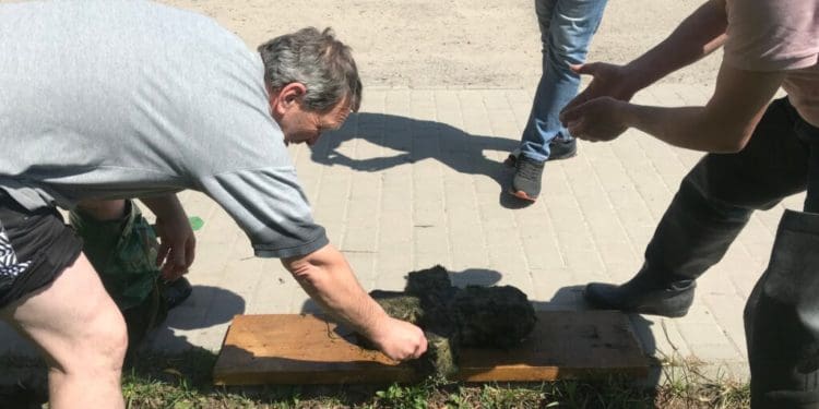 На Тернопільщині знайшли хрест, який при комуністах викинули у річку