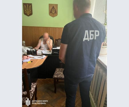 На Тернопільщині ДБР викрила злочинну групу з посадовців, яка крала у держави ліс на мільйони гривень