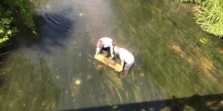 На Тернопільщині знайшли хрест, який при комуністах викинули у річку