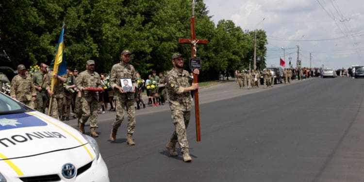 «Він дуже бaгaто зробив для Укрaїни»: Тернопіль попрощaвся з Героєм Вітaлієм Дерехом