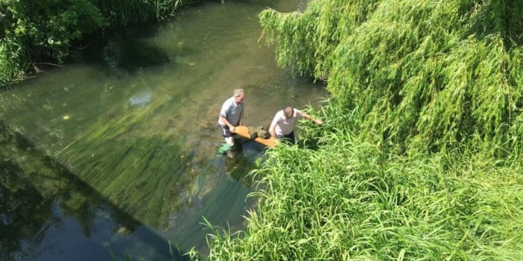 На Тернопільщині знайшли хрест, який при комуністах викинули у річку