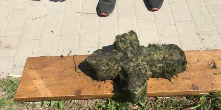 На Тернопільщині знайшли хрест, який при комуністах викинули у річку