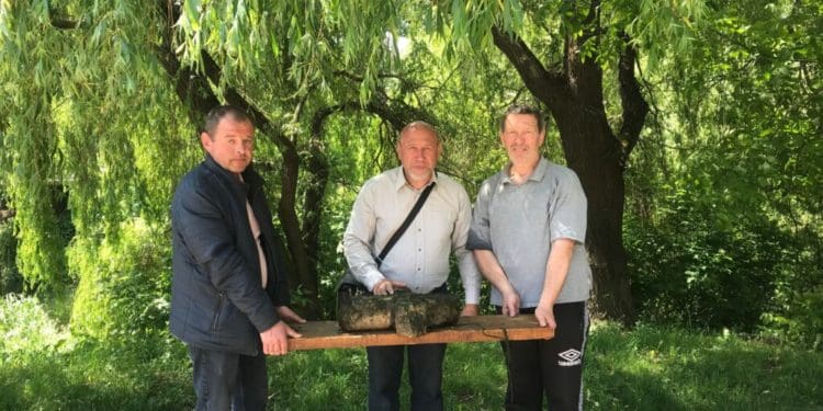 На Тернопільщині знайшли хрест, який при комуністах викинули у річку