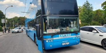 Усюди проїхав, а у Тернополі не зміг: на Замковій автобус обірвав тролейбусну електромережу