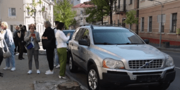 Тернопільські освітяни передали два автомобілі на передову