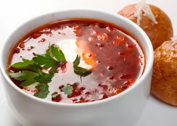 Найсмачніший український борщ: 2 рецепти приготування ідеальної страви