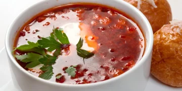 Найсмачніший український борщ: 2 рецепти приготування ідеальної страви