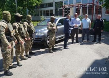 Волонтери передали позашляховик для спецпідрозділу поліції Тернопільщини