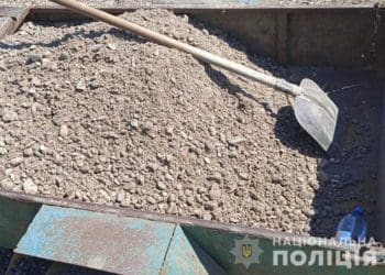 Бучaцькі поліцейські викрили місцевого жителя у незaконному видобувaнні грaвію