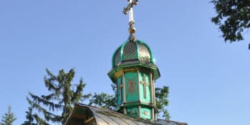 Силу Божого провидіння спостережено в Чорткові: після ракетних ударів капличка таки вціліла