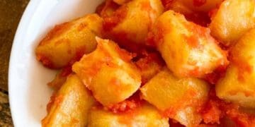 Запечена молода картопля з помідорами та травами: рецепт на вихідні