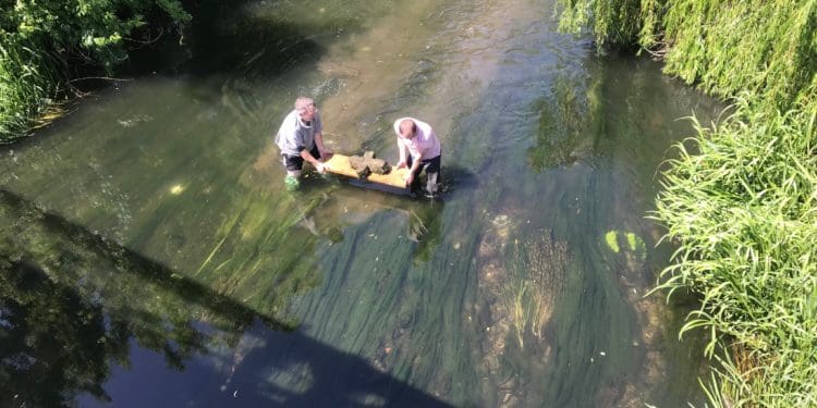 На Тернопільщині знайшли хрест, який при комуністах викинули у річку