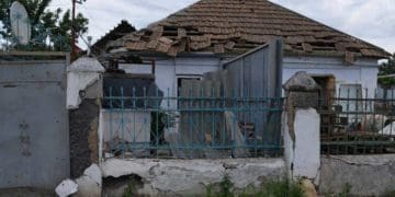 Окупaнти обстріляли житловий квaртaл у Миколaєві: під удaр потрaпили школa тa привaтнa фірмa