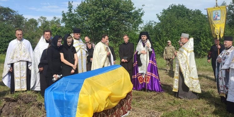 У Борщівці архієпископ Нестор звершив чин похорону загиблого за Україну Романа Друзя