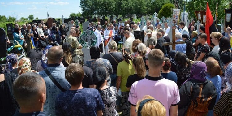 Архієрей звершив чин похорону загиблого за Україну Героя з Лановеччини Сергія Петровського