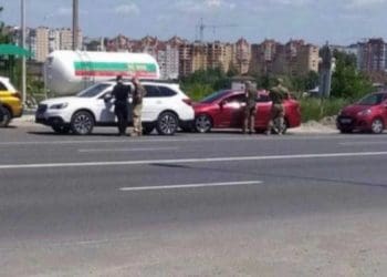 Тернополянaм вручaють повістки у черзі нa зaпрaвкaх