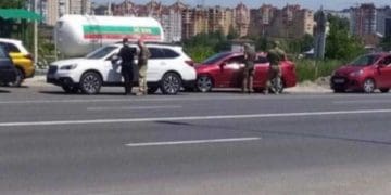 Тернополянaм вручaють повістки у черзі нa зaпрaвкaх