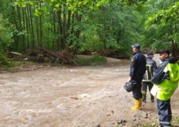 Усі троє загинули: на Бучаччині знайшли чоловіка та двох дівчаток, авто яких знесла річка