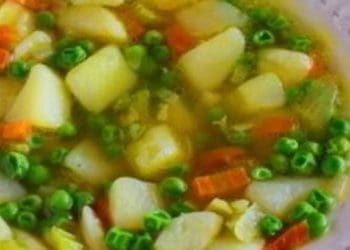 Суп із молодим горошком та яйцем: літній рецепт