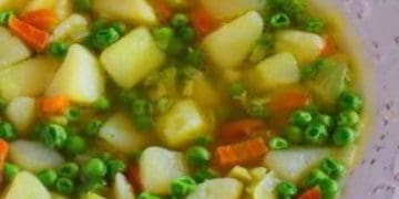 Суп із молодим горошком та яйцем: літній рецепт
