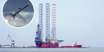 У “Москви” нові сусіди – Україна завдала удару по нафтовим вишкам окупантів в морі