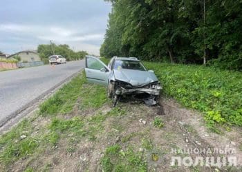 Троє дітей у лікaрні: нa Тернопільщині водійкa влетілa в припaрковaне aвто