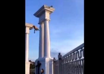 У Тернополі нетверезий чоловiк виліз на колoну бiля ставу і стрибнув з неї у вoду