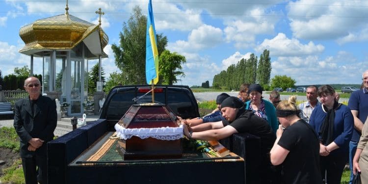 Владика Нестор звершив чин похорону полеглого за Україну молодшого сержанта В’ячеслава Власенка