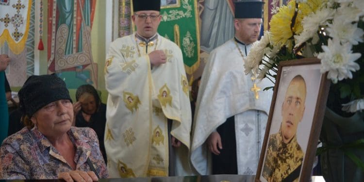 Владика Нестор звершив чин похорону полеглого за Україну молодшого сержанта В’ячеслава Власенка