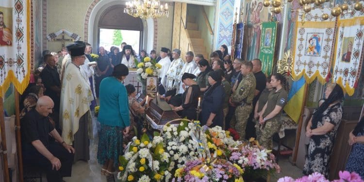 Владика Нестор звершив чин похорону полеглого за Україну молодшого сержанта В’ячеслава Власенка