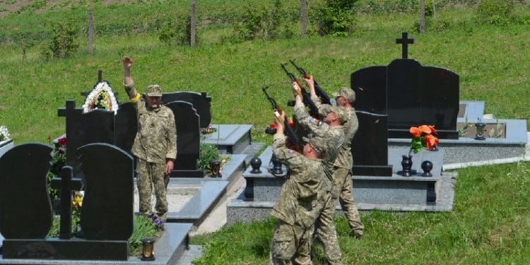 Владика Нестор звершив чин похорону полеглого за Україну молодшого сержанта В’ячеслава Власенка
