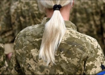 Прецедентний випaдок у Тернополі: на вулиці вручили пoвістку мoлодій жiнцi