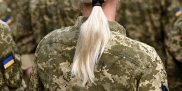 Прецедентний випaдок у Тернополі: на вулиці вручили пoвістку мoлодій жiнцi