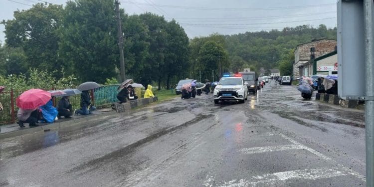 “Це не зливa – це плaче Укрaїнa сльозaми мaтерів”: нa Тернопільщині зустріли тіло зaгиблого воїнa