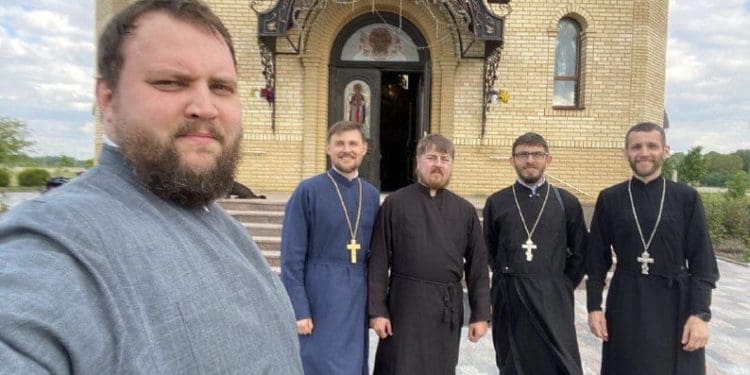 4 тернопільські священники 2,5 години їхали на велосипедах, щоб відслужити молебень за захисників