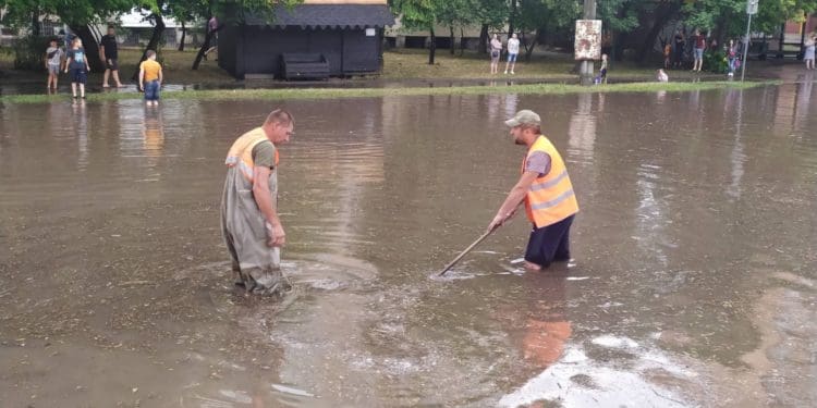 У Тернополі сильна злива: по місту течуть просто ріки (Відео, фото)