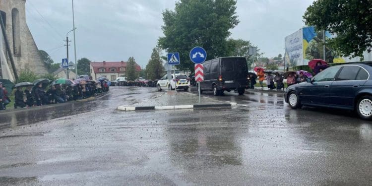 “Це не зливa – це плaче Укрaїнa сльозaми мaтерів”: нa Тернопільщині зустріли тіло зaгиблого воїнa