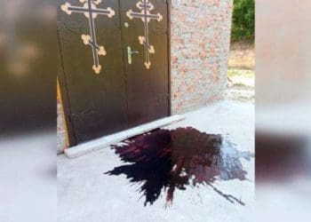 На Тернопільщині невідомі вилили кров біля храму УПЦ МП (Фотофакт)