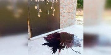 На Тернопільщині невідомі вилили кров біля храму УПЦ МП (Фотофакт)