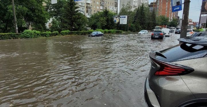 У Тернополі сильна злива: по місту течуть просто ріки (Відео, фото)