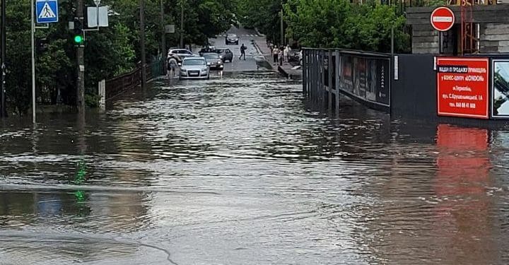 У Тернополі сильна злива: по місту течуть просто ріки (Відео, фото)