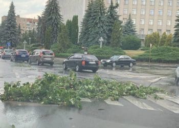 У Тернополі сильна злива: по місту течуть просто ріки (Відео, фото)