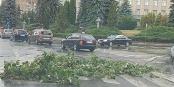 У Тернополі сильна злива: по місту течуть просто ріки (Відео, фото)