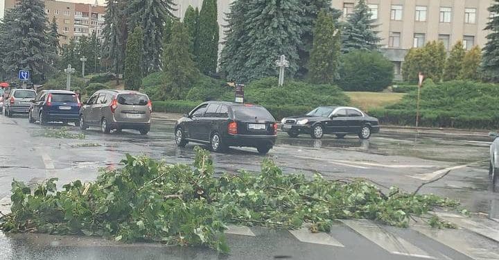 У Тернополі сильна злива: по місту течуть просто ріки (Відео, фото)