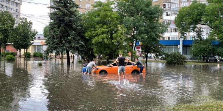 У Тернополі сильна злива: по місту течуть просто ріки (Відео, фото)