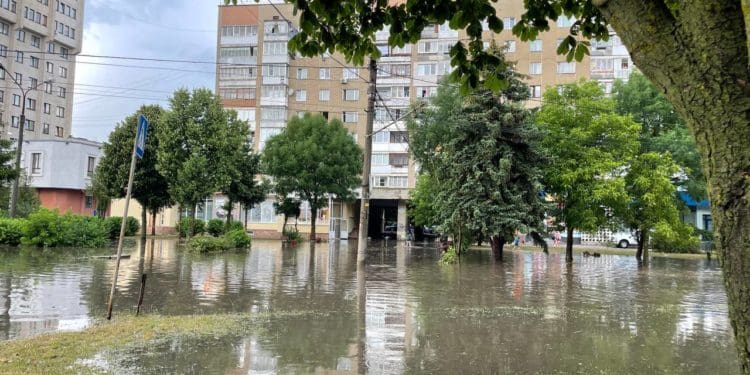 У Тернополі сильна злива: по місту течуть просто ріки (Відео, фото)